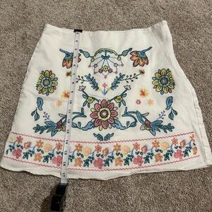 Blu Pepper White Flower Embroidered Mini Skirt with Liner | Size Medium